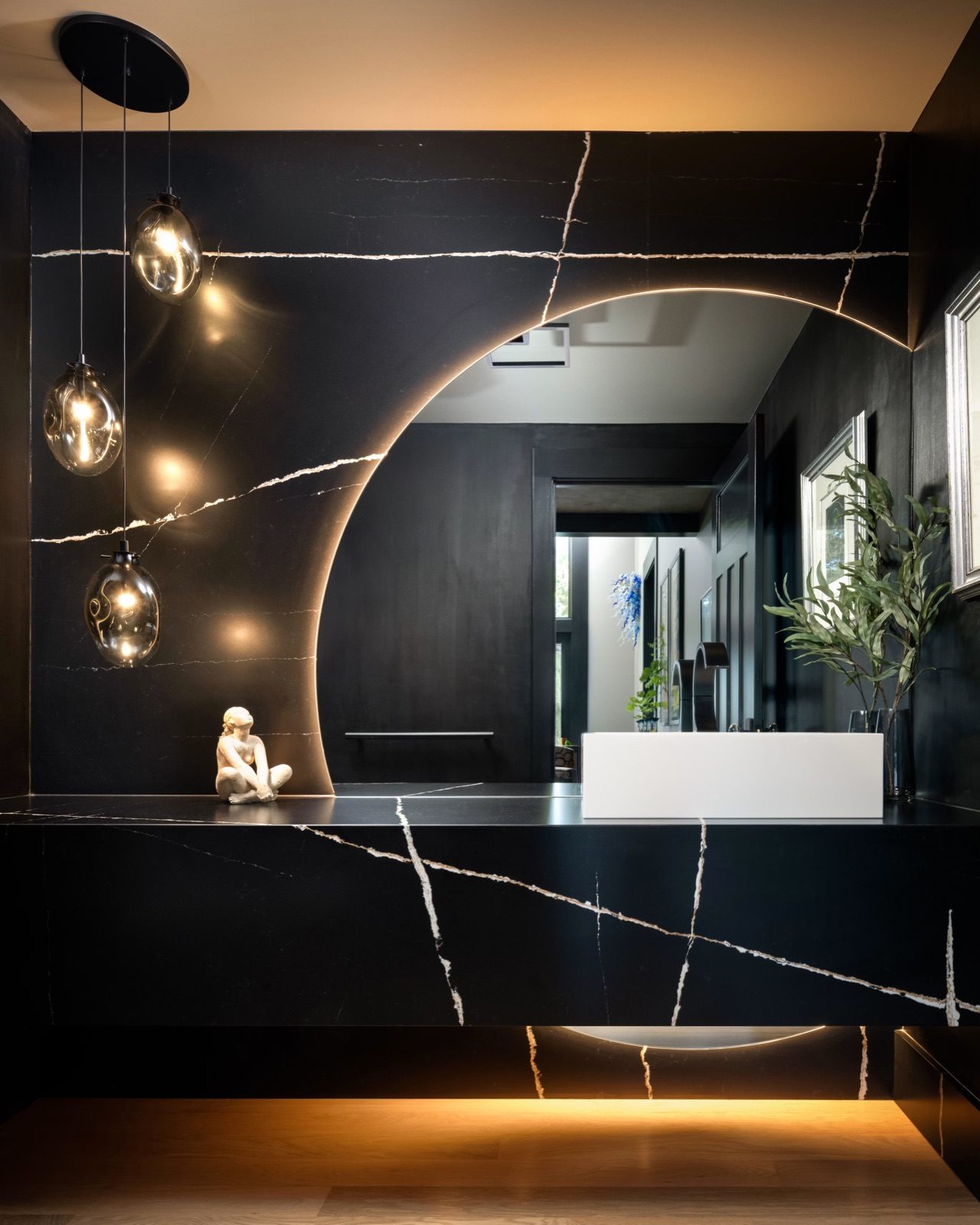 Salle de bain avec douche en pierre